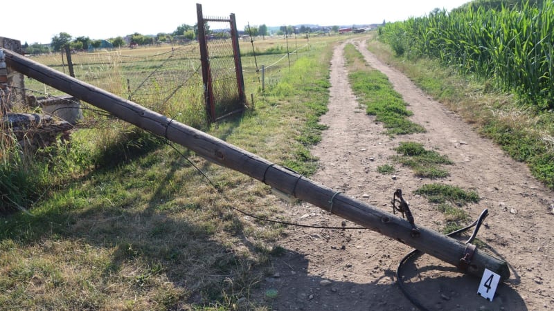 Kombajnista přerazil u Brna sloup elektrického vedení. Nadýchal přes dvě promile