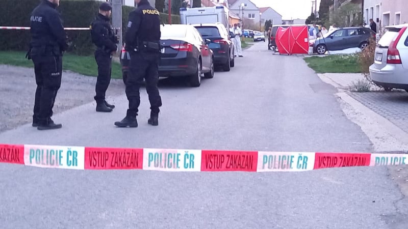 Zamčená v koupelně poslouchala, jak bratr vraždí vlastní rodinu. Masakr otřásl Českem