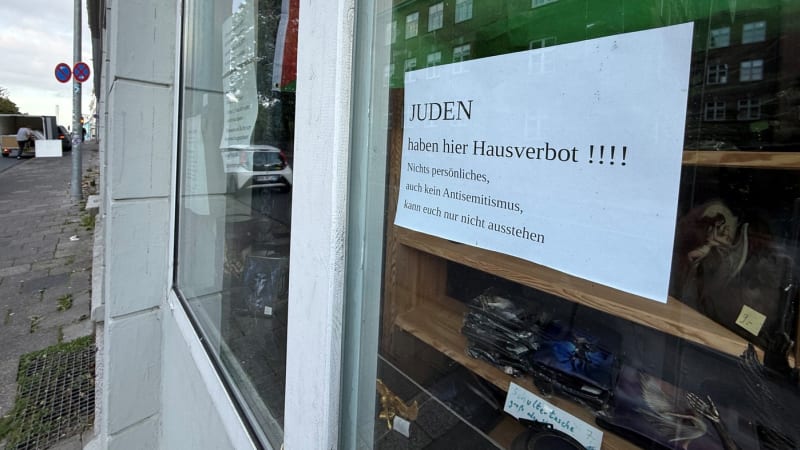 Židům vstup zakázán. Majitel obchodu v Německu šokoval cedulí na dveřích