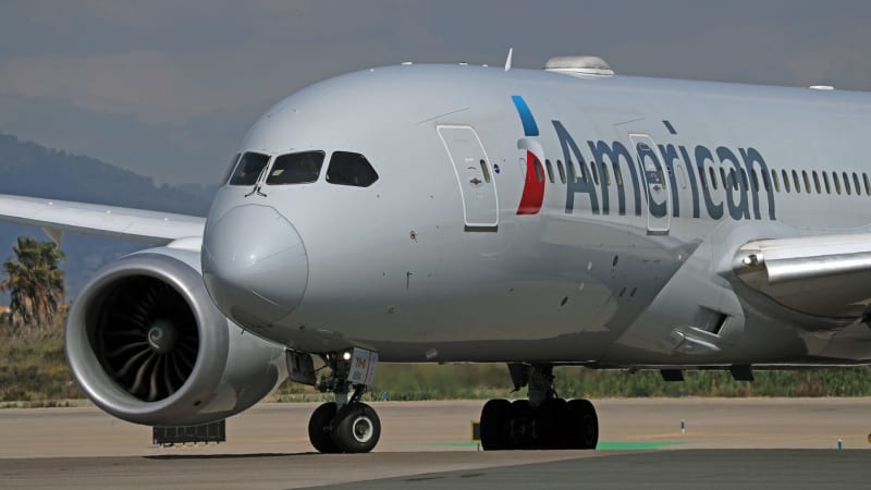 Na letušky křičela, že je zabije. Agresivní žena skončila přivázaná lepicí páskou k sedadlu