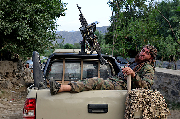 „Zoufalý“ Západ dostává Tálibán z izolace. Kvůli základně i deportacím migrantů