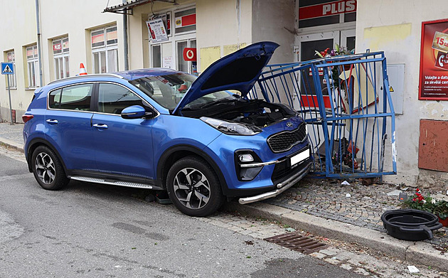 Zkolabovanému řidiči zůstala po nehodě noha na plynu, z auta sršely jiskry