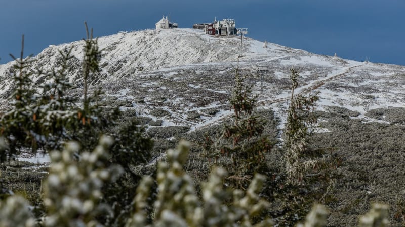 První sníh dorazil do Česka. Na Sněžce je pod nulou, sněžilo také na Pradědu