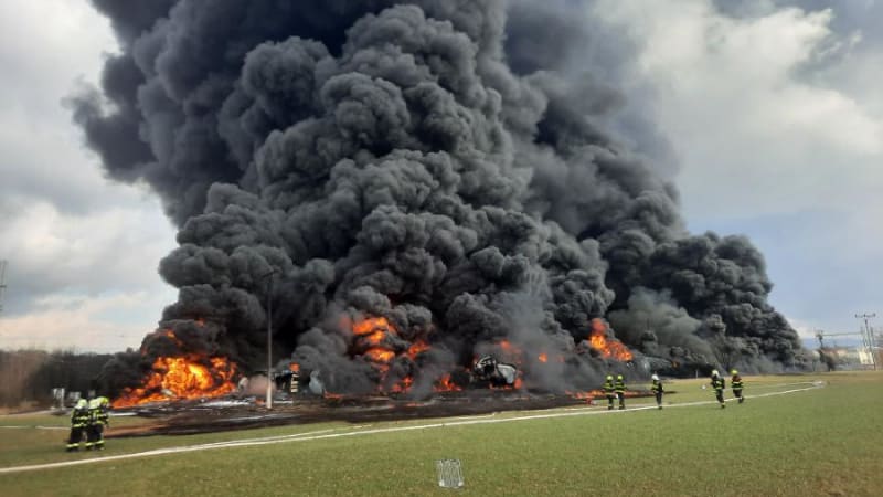 Hořící vlak s benzenem u Hustopečí: Zemědělci nemají na kompenzace nárok, uvedlo ministerstvo