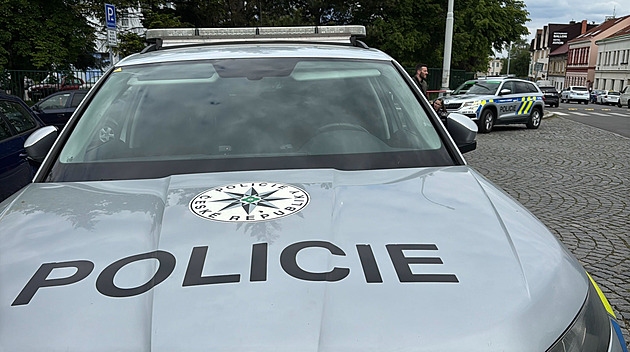 Mladý cizinec před policisty skočil z balkonu, dopadl mimo hasičskou matraci