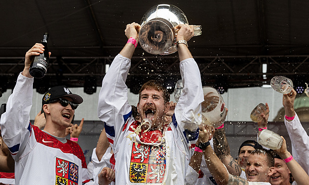 Diváci znovu ocenili politého Červenku. Připomeňte si zlaté oslavy hokejistů