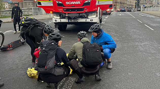 Koloběžkář narazil do auta. Pomohli mu hasiči, kteří jeli právě kolem na výlet