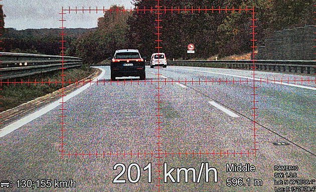 Rušná neděle na D1. Jeden řidič letěl přes 200, druhý ještě k tomu nadýchal