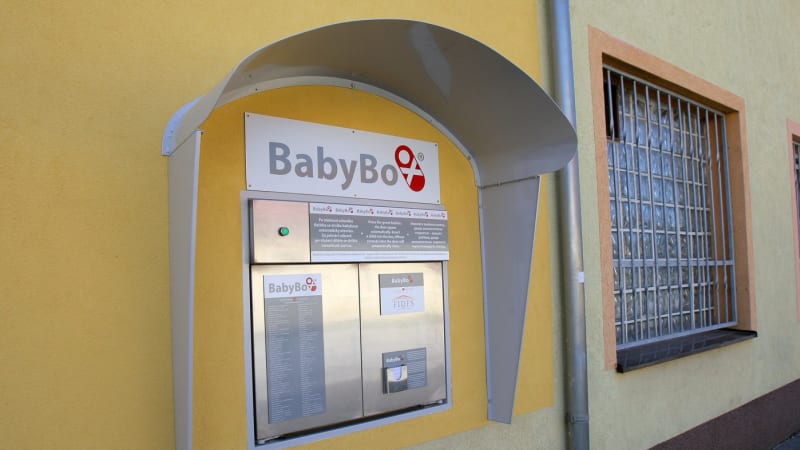 V babyboxu našli novorozeného chlapečka jen v hadrech. Dostal neobvyklé jméno