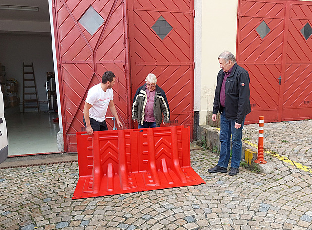 Místo pytlů s pískem mobilní zábrany. Jablonec pořídil bariéry proti povodním