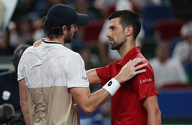 Siniaková si zahraje o titul ve čtyřhře, Vacherot senzačně vyřadil Djokoviče