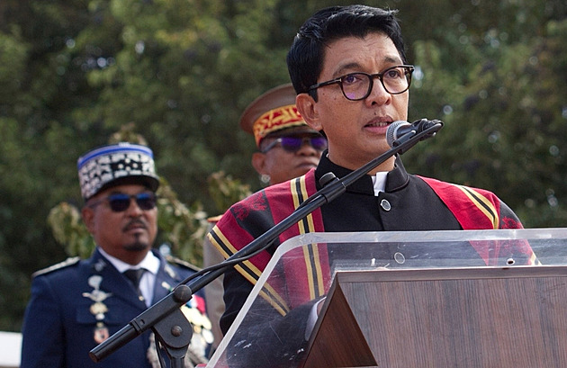 Prezident Madagaskaru uprchl ze země, moc převzala armáda
