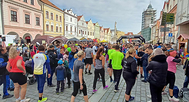 Běžec při půlmaratonu zkolaboval brzy po startu, s masáží srdce začali soupeři