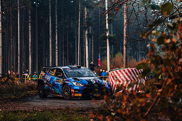 Dva tisíce traťových komisařů, třiadvacet kilometrů bariér. Co obnáší světová rallye
