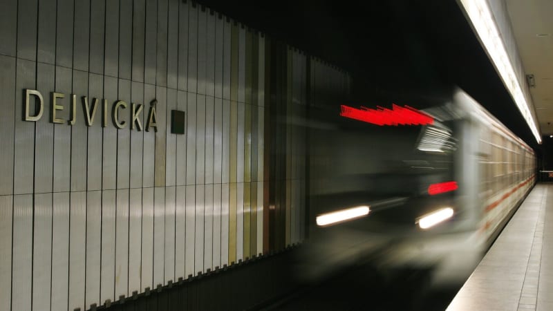Komplikace v pražském metru: Soupravy mezi Dejvickou a Motolem stojí. V akci jsou záchranáři