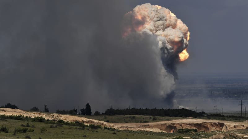 Mohutné exploze na Krymu. Hoří sklad ropy i munice, lidé hlásí hustý kouř nad městem