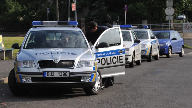 Útok řetězovou pilou na prodavačku z Karlovarska: Policie muže obvinila z pokusu o vraždu