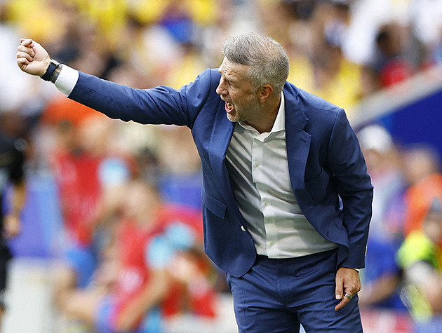 Soupeř Sparty je bez trenéra, Iordanescu dostal v Legii padáka