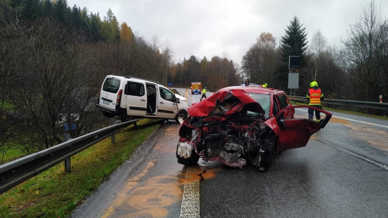 Čtyři vážně zranění po čelní srážce aut na Jablonecku