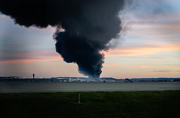 Letoun se při startu v Louisville zřítil do obytné čtvrti, zemřelo nejméně sedm lidí
