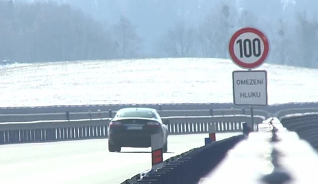 Silničáři sundali značku omezující rychlost, radar měřil dál. Řidičům chodí pokuty