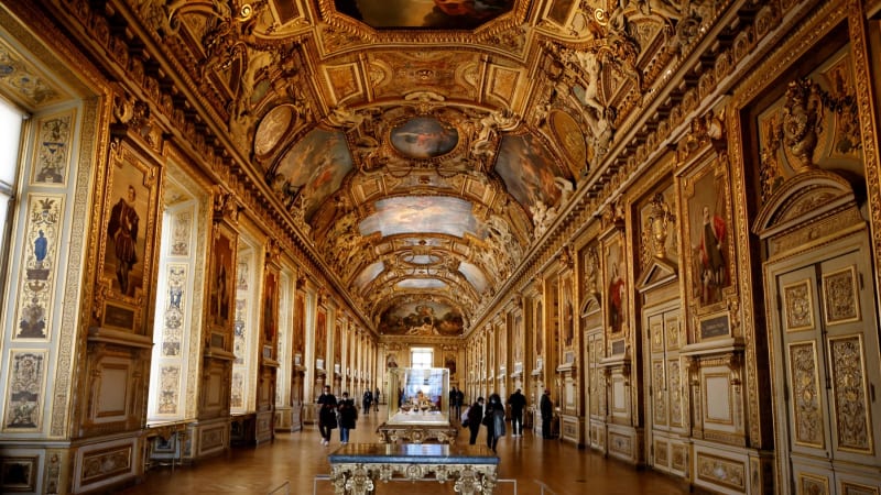 Absurdní pozadí loupeže století: Heslo do kamer bylo „Louvre“, systém běžel na Windows 2000