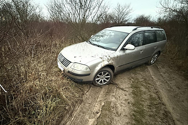 Uzavírka v Brně způsobila další nenadálé potíže, řidiči uvázli na blátivé cestě