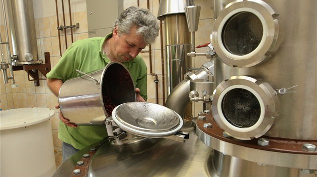 Pálenice nestíhají, zasypala je bohatá úroda. Sezona se protáhne do dubna