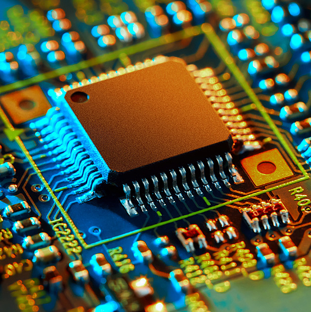 Čína zažívá polovodičovou krizi. Firmám kvůli restrikcím chybějí americké čipy