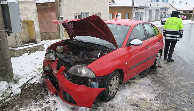 Devadesátiletý řidič dostal na kluzké silnici smyk, po nárazu do domu zemřel