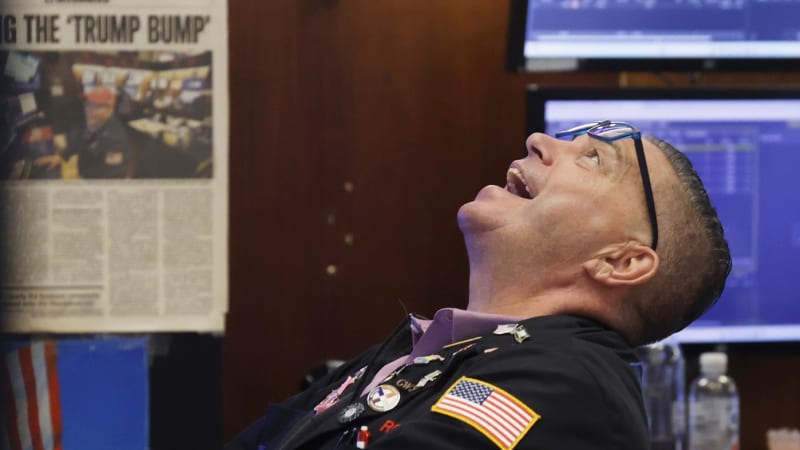 Rozpálené akcie i bitcoin přikryl mráz. Za investiční panikou stojí tyto důvody