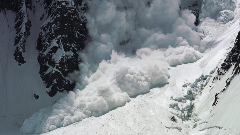 Mohutná lavina zasáhla v Alpách sjezdovku, ukazují záběry. Záchranáři odkryli zasypané lidi