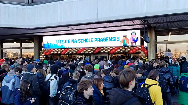 Nezvládnutá organizace akce pro školy v Praze. V tlačenici začínají omdlévat děti