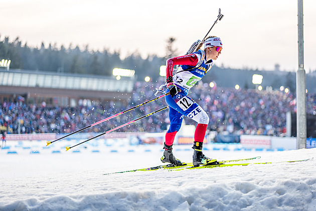Biatlon ONLINE: První závod nové sezony. Jak se daří ve štafetě Češkám?