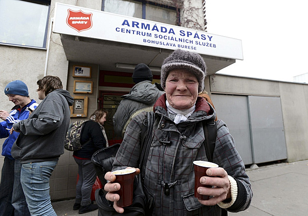 Nikdo nemusí spát v mrazu. Města spouštějí zimní programy pro lidi bez domova