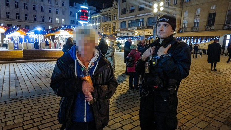 Zloděj se v Sokolově před policií schovával v betlému. V Plzni přilákal hledaného stromeček 