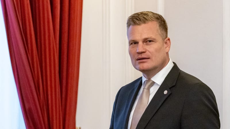 Turek v pondělí na Hrad nedorazí. Na schůzku s prezidentem ho nepustí vyhřezlá ploténka