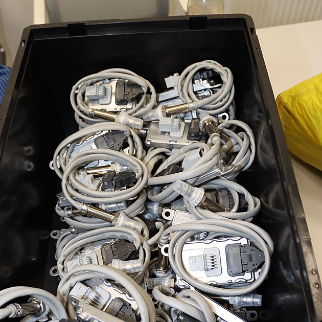 Cizinci vynesli z firmy v Trutnově senzory za statisíce, prodali je v Polsku