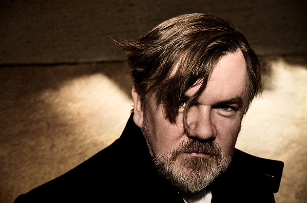 RECENZE: Introvertní hitmaker. Hrůza vyzrál v civilního písňového vypravěče