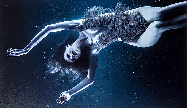 Ženy, emoce, živly, nahota. Dražte kalendář Pirelli, pomůžete dobré věci