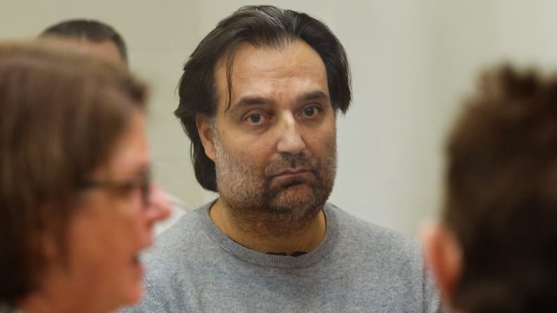 V obchodě si koupil pilu a kladivo, pak rozčtvrtil manželku. Muže z USA usvědčily kamery