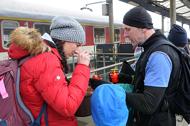 Skauti do kraje přivezli světlo z Betléma, lidé jej získají v kostelích i v tramvaji