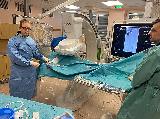 Unikátní premiéra. Ostravští lékaři zachránili pacientovi nohu operací přes zápěstí