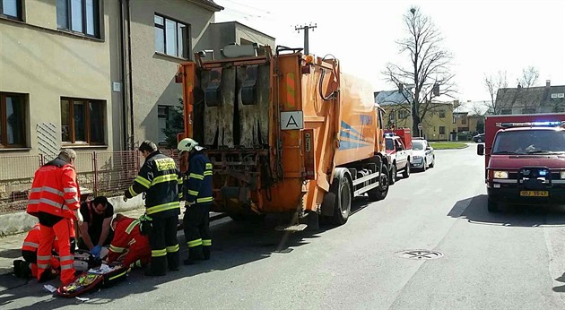 Nešťastné couvání. Popelář přimáčkl vozem na vrata svého kolegu