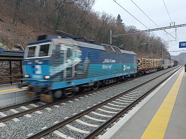 Vlaky u Berounky zrychlí. Modernizace trati v náročném terénu myslela i na užovky