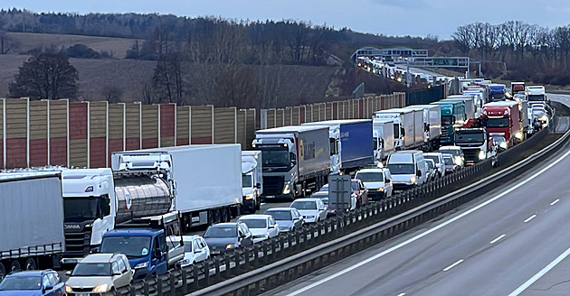 Hromadná nehoda na D1 na Vysočině. Srazila se osobní i nákladní auta a autobus