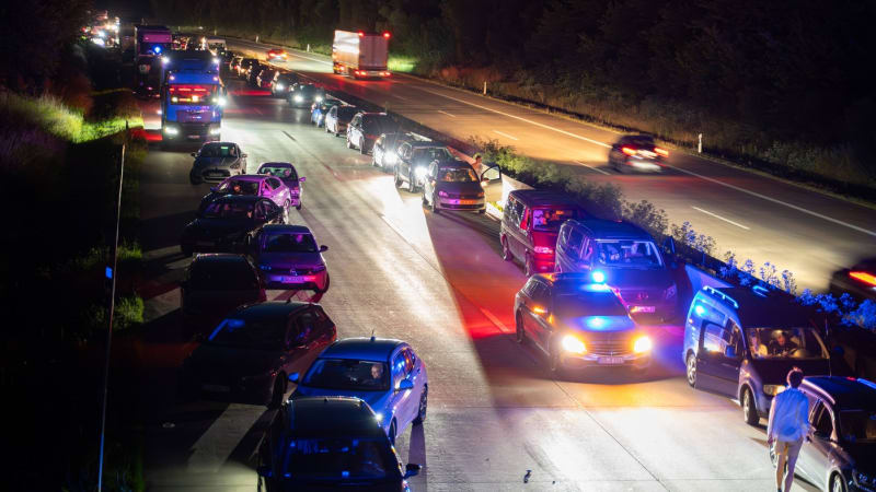 Bizarní případ u Berouna: Muž pochodoval po dálnici. Tvrdil, že má kouzelnou hůlku a jde k moři