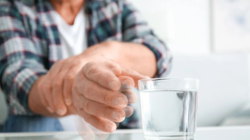 Skryté příznaky Parkinsonovy choroby: Může se projevit i roky před diagnózou. Kdy zpozornět?