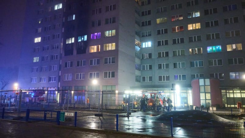 Při požáru výškového domu v Berlíně zemřelo dítě. Na místě je mnoho zraněných