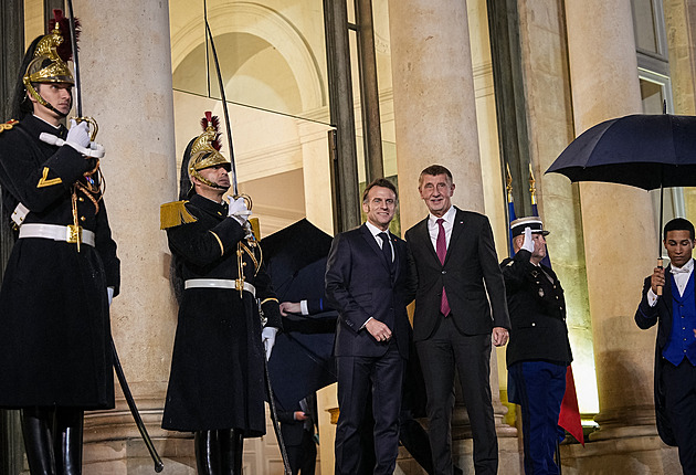 Macron přivítal Babiše tradiční pusou na tvář, řešili spolu změny povolenek